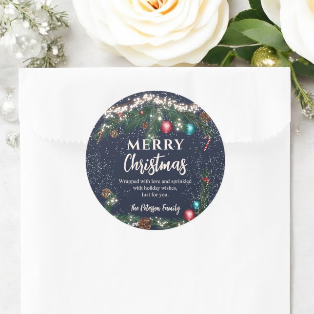 Adesivo Redondo Luzes de Natal estivas galhos de pinheiro azul (Festive Christmas lights pine branches snow blue Classic Round Sticker)