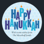 Adesivo Redondo Luzes de velas de Hanukkah azuis<br><div class="desc">A saudação "Feliz Chanucá" é expressa em cores azuis tonais neste adesivo. As letras empilhadas servem como uma menorah com pequenas chamas queimando sobre nove "letras de vela". O fundo azul pálido é feito de Estrelas de David que se cruzam. Adicione sua própria mensagem abaixo ou exclua o texto do...</div>