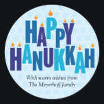 Adesivo Redondo Luzes de velas de Hanukkah azuis<br><div class="desc">A saudação "Feliz Chanucá" é expressa em cores azuis tonais neste adesivo. As letras empilhadas servem como uma menorah com pequenas chamas queimando sobre nove "letras de vela". O fundo azul pálido é feito de Estrelas de David que se cruzam. Adicione sua própria mensagem abaixo ou exclua o texto do...</div>