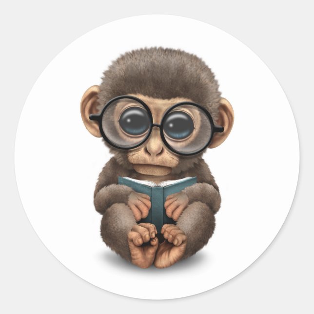 Adesivo Redondo Macaco-bebê bonito lendo um livro sobre branco (Frente)