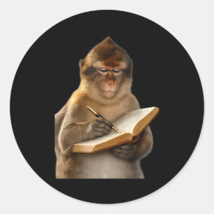 Adesivo Redondo Macaco lendo livro escrevendo diário amante de liv