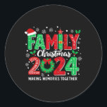 Adesivo Redondo Mães da Família Natal 2024 da Família de Tripulant<br><div class="desc">Natal Familiar 2024 Tripulação Natal Xmas Famílias Correspondentes Pjs</div>