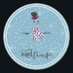 Adesivo Redondo Magic and Wonder Christmas Snowman Blue ID440<br><div class="desc">Bonita design de Natal redonda com um boneco de neve estilizado, enquadrada em branco sobre um quadro azul esparramado com flocos de neve e estrelas. A tipografia de tendências de 'Magic and Wonder' completa a design. Adicione seu nome para personalizar é preferido. Procure ID440 para ver outros produtos de coordenação...</div>