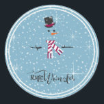 Adesivo Redondo Magic and Wonder Christmas Snowman Blue ID440<br><div class="desc">Bonita design de Natal redonda com um boneco de neve estilizado, enquadrada em branco sobre um quadro azul esparramado com flocos de neve e estrelas. A tipografia de tendências de 'Magic and Wonder' completa a design. Adicione seu nome para personalizar é preferido. Procure ID440 para ver outros produtos de coordenação...</div>