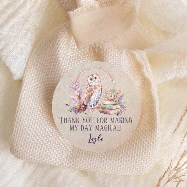 Adesivo Redondo Magic Owl Girl Wizard Obrigado Classic (Criador carregado)