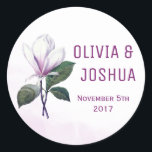 Adesivo Redondo Magnolia Wedding Stickers<br><div class="desc">Estes adesivos de casamento apresentam uma flor de magnólia. Você pode personalizar esses adesivos com seus nomes e data de casamento. Clique no botão "Personalizar" para obter mais opções se precisar alterar o tamanho da fonte ou se quiser adicionar qualquer texto adicional. Estes adesivos são ideais para serem usados como...</div>