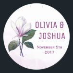 Adesivo Redondo Magnolia Wedding Stickers<br><div class="desc">Estes adesivos de casamento apresentam uma flor de magnólia. Você pode personalizar esses adesivos com seus nomes e data de casamento. Clique no botão "Personalizar" para obter mais opções se precisar alterar o tamanho da fonte ou se quiser adicionar qualquer texto adicional. Estes adesivos são ideais para serem usados como...</div>