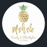Adesivo Redondo Mahalo Tropical Hawaiian Pineapple White<br><div class="desc">Mahalo Tropical Hawaiian Pineapple Casado Branco Favor Sticker para um Casamento de Destino Hawaii. O nome e a data podem ser atualizados nesta vinheta.</div>