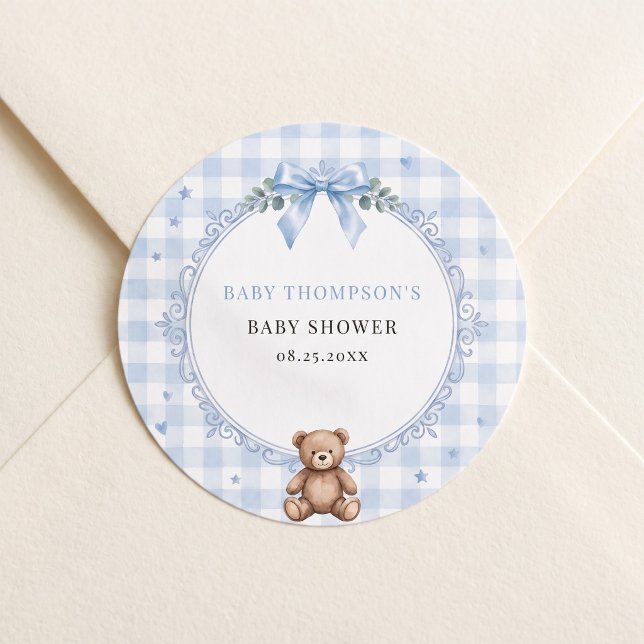 Adesivo Redondo Mal Podemos Esperar Urso de Xadrez Azul (We Can Bearly Wait Blue Gingham Teddy Bear Classic Round Sticker)