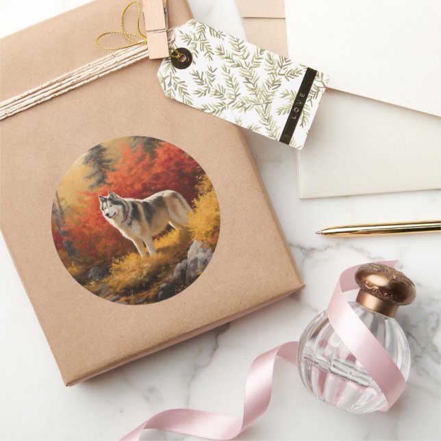 Adesivo Redondo Malamute do Alasca nas Folhas do outono inspira-se (Presentear)