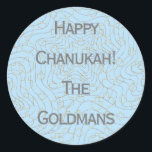 Adesivo Redondo Manchas "Dreidels/Stars/Blue"<br><div class="desc">Chanukah/Hanukkah "Dreidels and Stars/Blue" Stickers Round. Silver e Dourados "Dreidels and Stars" Divirtam-se usando estes adesivos como topos de bolo, etiquetas de presentes, fechos de malas ou o que quer que seja que enche suas festividades! Personalize eliminando "Feliz Chanukah Os Goldman" e adicionando suas próprias palavras, usando seu estilo de...</div>