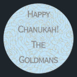 Adesivo Redondo Manchas "Dreidels/Stars/Blue"<br><div class="desc">Chanukah/Hanukkah "Dreidels and Stars/Blue" Stickers Round. Silver e Dourados "Dreidels and Stars" Divirtam-se usando estes adesivos como topos de bolo, etiquetas de presentes, fechos de malas ou o que quer que seja que enche suas festividades! Personalize eliminando "Feliz Chanukah Os Goldman" e adicionando suas próprias palavras, usando seu estilo de...</div>
