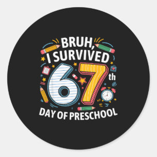 Adesivo Redondo Mano eu sobrevivi ao 67º dia de pré-escola 67 meme