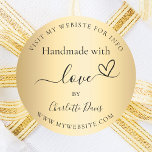 Adesivo Redondo Manuscrito com nome de ouro<br><div class="desc">Um na moda falsa de ouro com um fundo,  texto preto. Personalize e adicione seu nome e seu URL/link do site. Com o texto: Feita com amor,  por   um pequeno coração.</div>