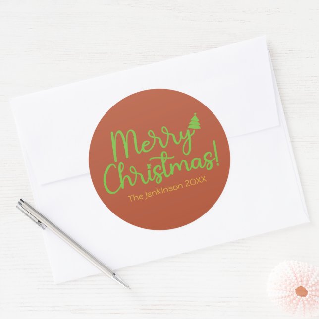 Adesivo Redondo Manuscrito Verde Feliz Natal no Reddish-Brown (Envelope)