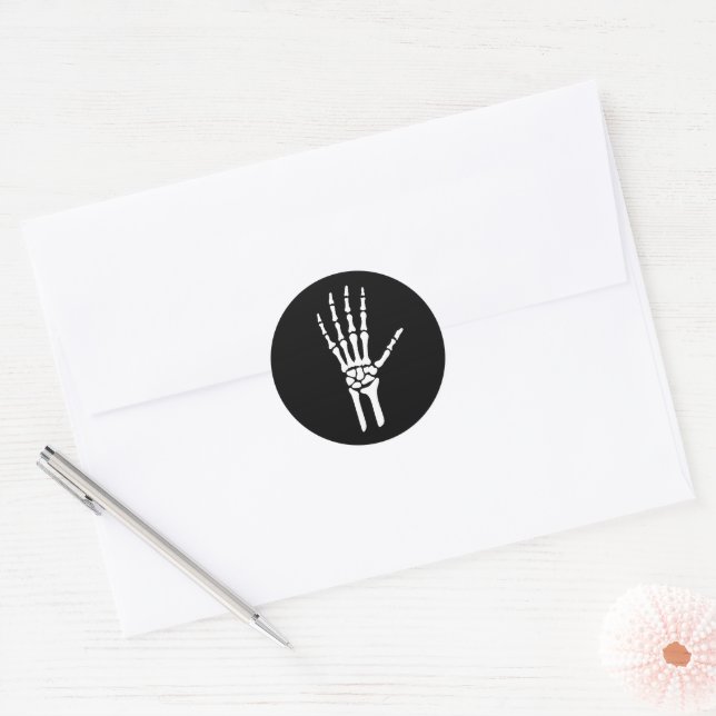 Adesivo Redondo Mão de Esqueleto Branco Simples Ossos Halloween (Envelope)