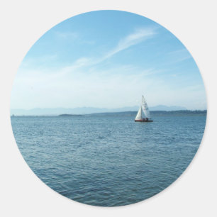 Adesivo Redondo mar e barco a vela sob céu azul