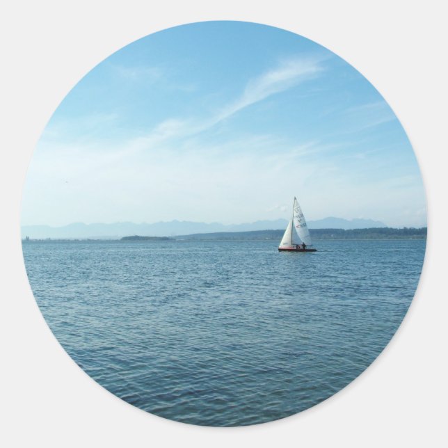 Adesivo Redondo mar e barco a vela sob céu azul (Frente)