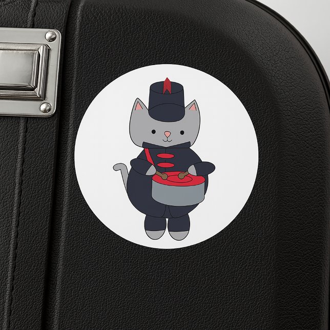 Adesivo Redondo Marching Band Gray Cat Drum Navy Blue Red (A sticker featuring a cat playing the drums in a navy blue and red marching band uniform.)