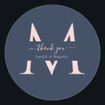 Adesivo Redondo Marinho Azul Blush Monograma Casamento Favor Obrig<br><div class="desc">Azul marinho moderno personalizado e obrigado de casamento monograma esmagado que você coloca com o roteiro moderno. Personalizar facilmente online. Itens correspondentes disponíveis para complementar estas etiquetas de casamento elegantes de monograma.</div>