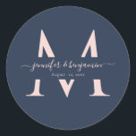 Adesivo Redondo Marinho Azul Blush Monogramas Envelope Seals<br><div class="desc">Complemente o seu casamento azul marinho e esbranquiçado com o azul marinho personalizado moderno e sela o envelope de casamento monograma com o roteiro moderno. Personalizar facilmente online. Itens correspondentes disponíveis para complementar estas etiquetas de casamento elegantes de monograma.</div>