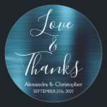 Adesivo Redondo Marinho Azul Chic Metalical Love & Obrigados<br><div class="desc">Marinho Blue e White Typografia Script Faux Metal Metallic Elegant Love and Obrigados - Obrigado Favor Sticker que pode ser usado como Envelope Seal. Este adesivo pode ser personalizado para incluir seu nome e data do casamento. Este adesivo faz parte de uma coleção de casamento correspondente e itens adicionais podem...</div>