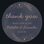 Adesivo Redondo Marinho Azul e Rosa Dourado Casamento Chic Obrigad<br><div class="desc">Design de Casamento de Borda Floral de Folha Azul e Rosa marinho Gold com flores desenhadas à mão, Folhas e fundo de aquarela. Um chic e um moderno Procure por um outono ou casamento no inverno, com paleta de cores ousadas: azul Marinho e detalhes de folha falsa ouro rosa. Elementos...</div>