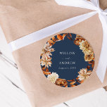 Adesivo Redondo Marinho Blue Casamento outono Sticker<br><div class="desc">Adicione um toque pessoal aos favores do seu casamento com o Marinho Blue Casamento outono Sticker do "Fall Marinho Blue Terracotta Floral and Deixa a coleção de convites para casamento". Estes adesivos maravilhosamente projetados apresentam as belas folhas de outono e flores, garantindo um olhar coeso e na moda para a...</div>