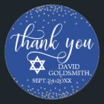 Adesivo Redondo Marinho Blue Silver BAT/BAR MITZVAH Obrigado<br><div class="desc">Um belo script de caligrafia personalizado obrigado que você BAT ou BAR MITZVAH adesivos para adicionar aos seus envelopes e/ou favores de presentes. Cor azul de fundo do marinho (pode ser alterada para qualquer cor) com estrela de DAVID. Faux cinza prateada, confete de brilho. Perfeito para qualquer festa. Etiquetas de...</div>