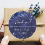 Adesivo Redondo Marinho de flores azuis obrigado de prata<br><div class="desc">Um fundo azul marinho decorado com flores azuis e faíscas prateadas. A cor azul é irregular. Personalize e adicione seus nomes e data de casamento. Com o texto: Obrigado por compartilhar nosso dia especial.</div>