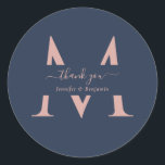 Adesivo Redondo Marinho Moderno Blue Blush Monograma Casamento Obr<br><div class="desc">Obrigado de casamento monograma personalizado moderno que você cola com uma fonte moderna. Personalizar facilmente online. Itens correspondentes disponíveis para complementar estas etiquetas de casamento elegantes de monograma.</div>