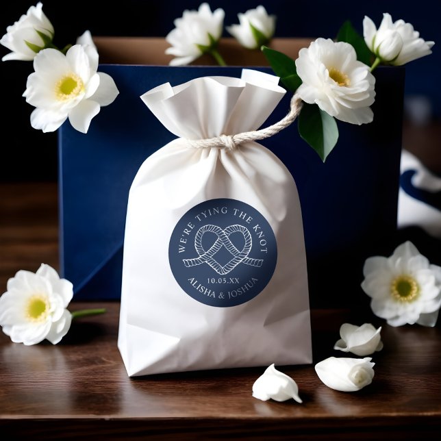 Adesivo Redondo Marinho Náutico do Coração de casando e Branco (Tying The Knot Rope Heart Nautical Navy & White Classic Round Sticker)