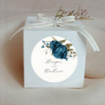 Adesivo Redondo Marinho Rustic Blue Floral Weding Favor<br><div class="desc">Tema floral russo favorece adesivo com ilustração aquosa de flores azuis marinhos roxas com verde.</div>