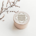 Adesivo Redondo Marrakesh Wedding Sticker | Linen Greige<br><div class="desc">Coloque seus envelopes de casamento, favores e muito mais com nossos elegantes adesivos marroquinos inspirados em marinho e branco. O Round design apresenta seus nomes conectados por uma escrita decorativa e rodeados por uma borda geométrica em branco sobre um fundo bege arenoso. Coordena-se com a nossa coleção de convites de...</div>