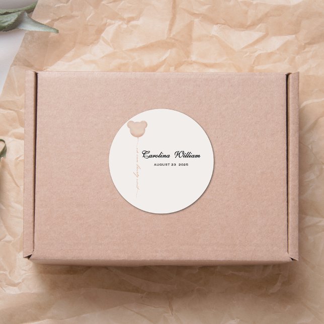 Adesivo Redondo Marrom bonito podemos esperar chá de fraldas (Criador carregado)