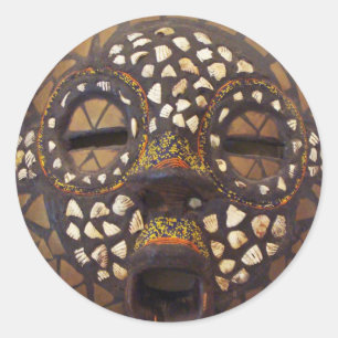 Adesivo Redondo Máscara africana com escudos do cowrie