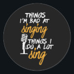 Adesivo Redondo Mau Em Cantando Um Cantor Funny Karaoke<br><div class="desc">Sou mau em cantar amor para cantar. Design engraçado para aqueles que adoram cantar em palco, no chá, coro ou musical, lideram vocalista em banda musical. Legal mercadoria humorística para músico, artista, compositor cantor e membro da banda de rock. Perfeito para a noite e audição de karaokê. presente de Natal...</div>