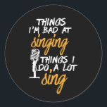 Adesivo Redondo Mau Em Cantando Um Cantor Funny Karaoke<br><div class="desc">Sou mau em cantar amor para cantar. Design engraçado para aqueles que adoram cantar em palco, no chá, coro ou musical, lideram vocalista em banda musical. Legal mercadoria humorística para músico, artista, compositor cantor e membro da banda de rock. Perfeito para a noite e audição de karaokê. presente de Natal...</div>