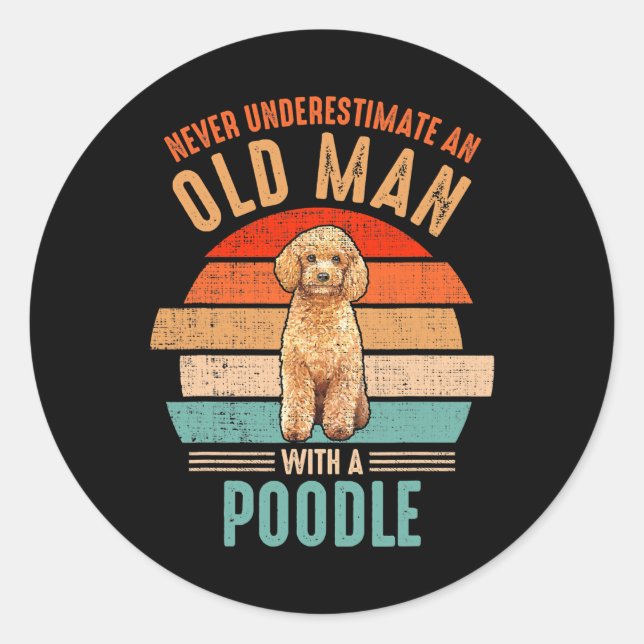 Adesivo Redondo mb Nunca Subestime Um Velho Com Poodle (Frente)