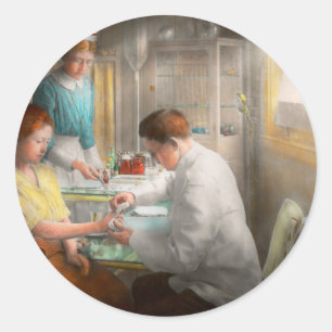 Adesivo Redondo Médico - Aplicando primeiros socorros - 1917