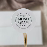 Adesivo Redondo MEGHAN Black White Modern Classic Wedding Monogram<br><div class="desc">Esses adesivos brancos brancos clássicos do monograma branco preto da coleção Meghan são perfeitos para um casamento personalizado. Dê ao seu casamento uma aparência de marca premium carregando seu monograma ou crista de casamento personalizado para as modelos fáceis de usar na Coleção MEGHAN de Paperie Fresca e Iummy. Altere facilmente...</div>