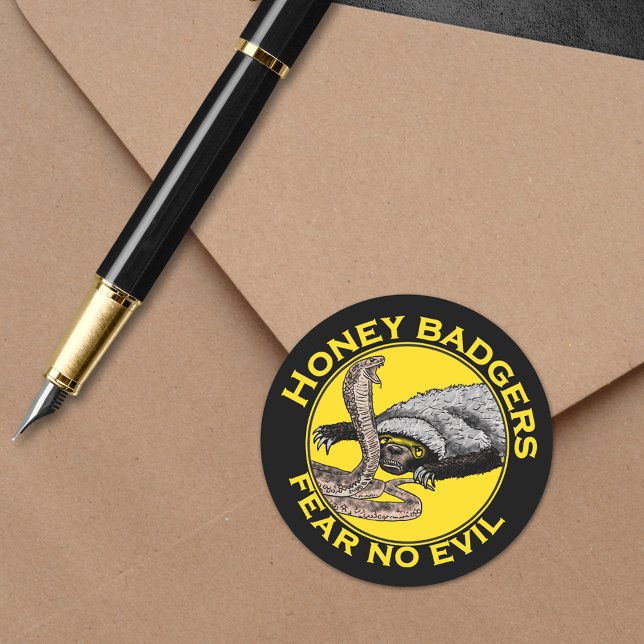 Adesivo Redondo Mel Badgers não tem medo de Mau Amarelo assustador (Honey badgers fear no evil quote yellow and black sticker honey badger verses snake illustration )