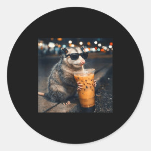 Adesivo Redondo Meme de gambá engraçado bebendo café gelado