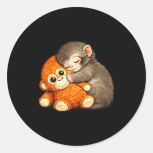 Adesivo Redondo Meme do macaco socando o animal de pelúcia abraçad