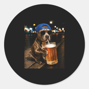 Adesivo Redondo Meme engraçado do pitbull bebendo cerveja à noite 