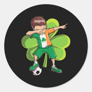Adesivo Redondo Menino de Futebol Dabbing Dia de São Patrício Cria