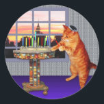 Adesivo Redondo Menorah Cat<br><div class="desc">Então o gato é ruivo,  ele é um Ashkenazi! E está ao pôr do sol,  ele está a pôr o seu kippah,  ele está a acender as velas e a dizer as orações,  e a lembrar-se de que um milagre Excelente aconteceu ali.</div>