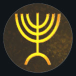 Adesivo Redondo Menorah Flame<br><div class="desc">Uma renderização digital da menorah judaica de sete ramificações (hebraico: מְ נ וֹ ה ). A menorah de sete ramificações, usada no santuário portátil montado por Moisés na selva e, mais tarde, no Templo em Jerusalém, tem sido símbolo do judaísmo desde a Antiguidade e é o emblema no casaco de...</div>