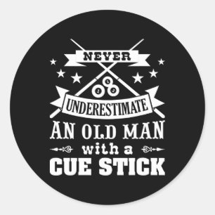 Adesivo Redondo Mens Nunca Subestimam O Velho Com O Cue Stick Po