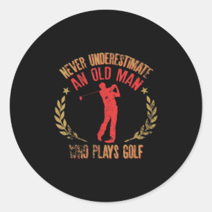 Adesivo Redondo Mens Nunca Subestimam Um Velho Que Joga Golfe
